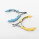 ALICATE MANGO PLASTICO DE LA MARCA AMY BEAUTY