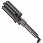 Ondulador de cabello - Mac ¿Conseguir ondas de sirena perfectas? Es muy fácil con Triple Barrel. Esta tenacilla triple te va a ayudar a lograr una melena ondulada impactante. Son la herramienta ideal para conseguir volumen en las raíces y un estilo con cuerpo y movimiento.